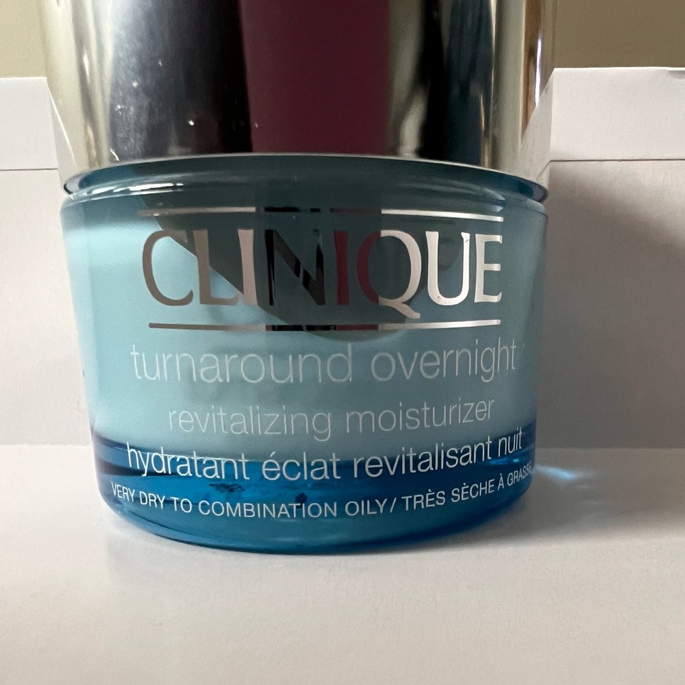 Clinique - Picture 2 of 2